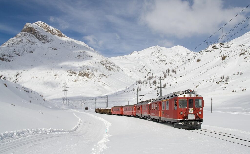 Trenino panoramico svizzero tra le Alpi innevate a Natale, una delle meraviglie naturali invernali più affascinanti