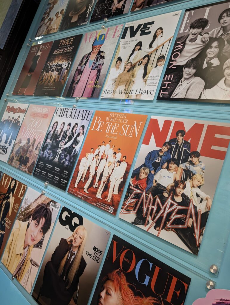 si possono osservare riviste e merchandising dei k-pop, un must della Corea del Sud