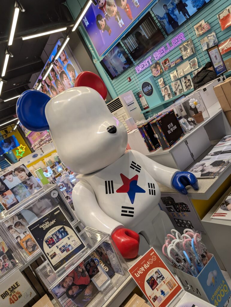 si possono osservare riviste e merchandising dei k-pop, un must della Corea del Sud