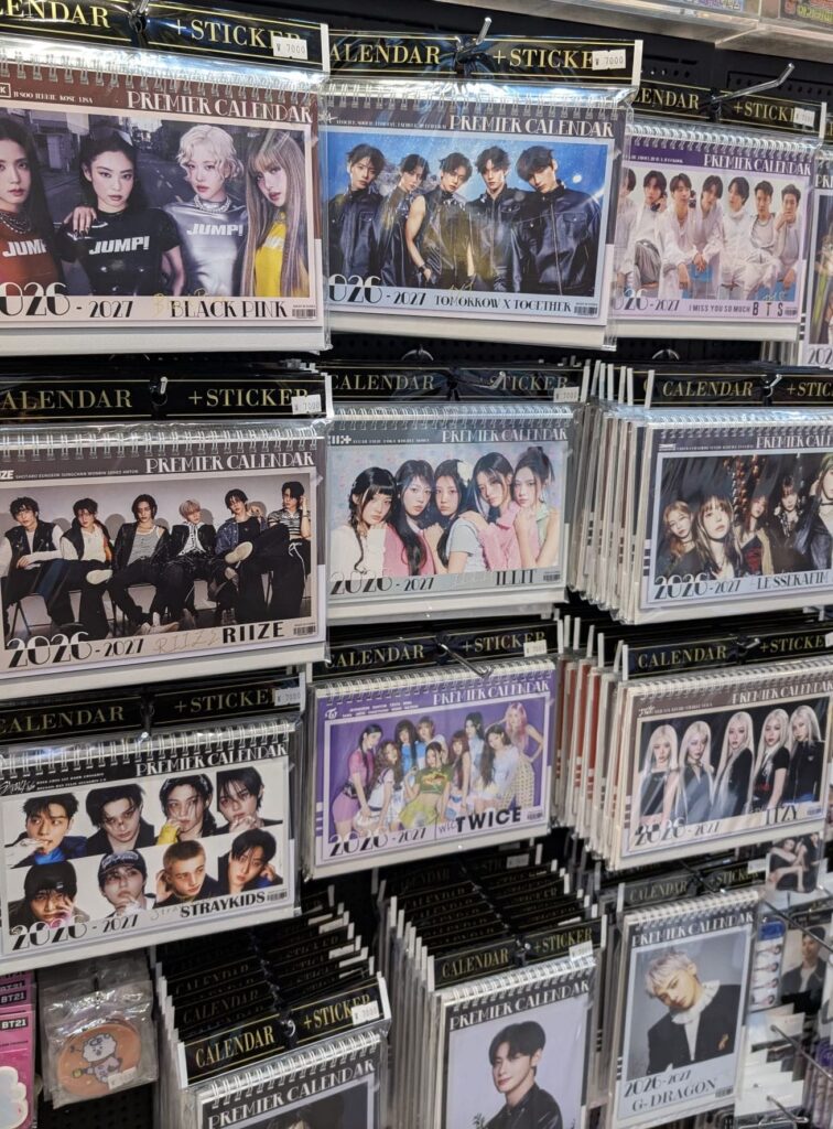 si possono osservare riviste e merchandising dei k-pop, un must della Corea del Sud