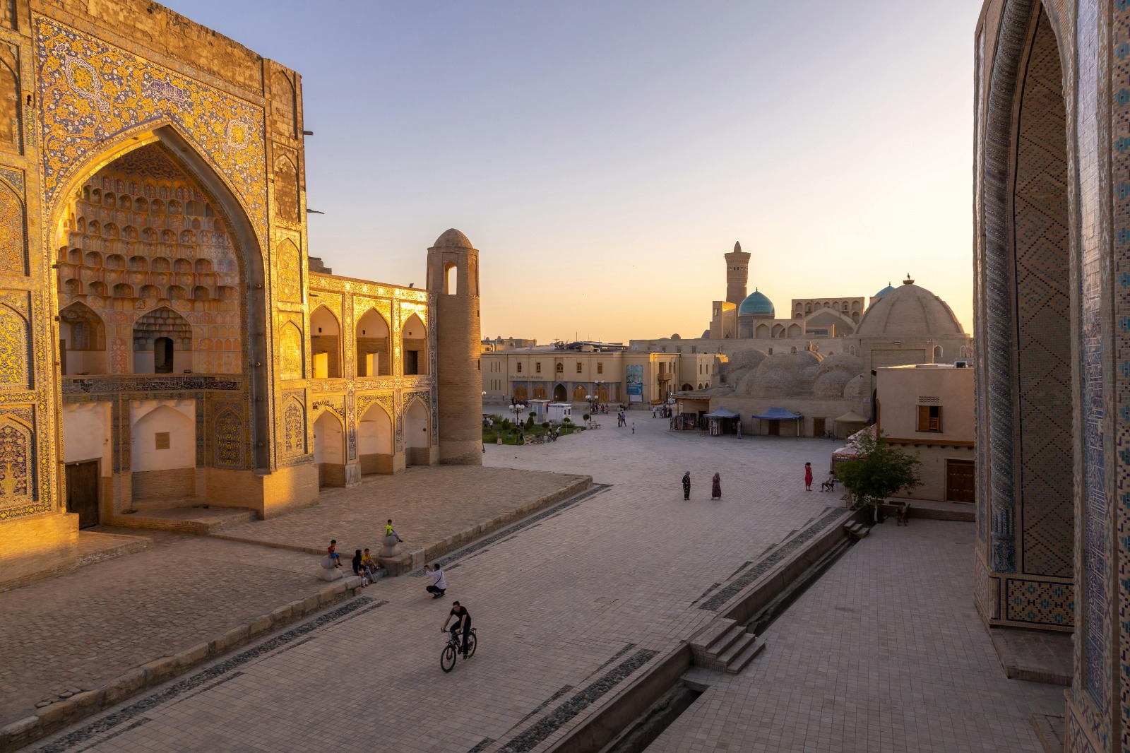 tra i mille volti dell'Uzbekistan possiamo osservare un'imponente moschea