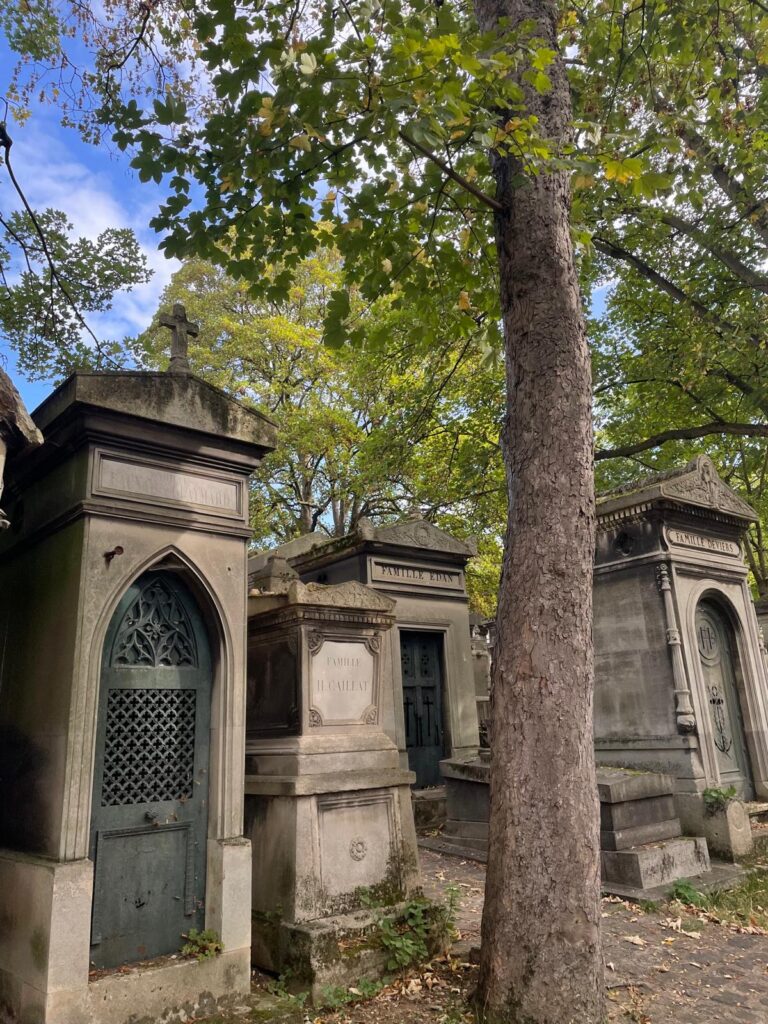 Una Parigi insolita: una passeggiata tra le suggestive vie di Père Lachaise